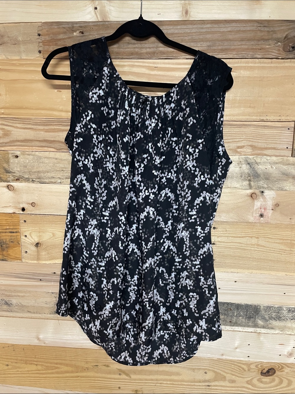 Cato size 14/16 black and white floral print witb lace sleeveless blouse
